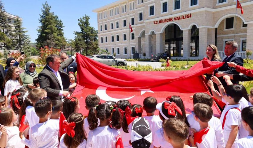 1071 öğrencinin emeğiyle hazırlanan mozaik Türk bayrağı açıldı