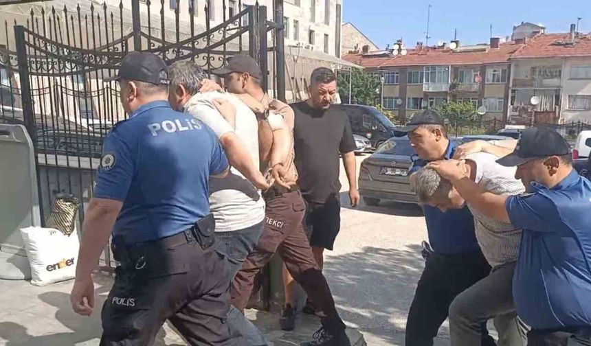 Eskişehir'de okul önünde skandal: Kimlik sormak istedi, hastanelik oldu