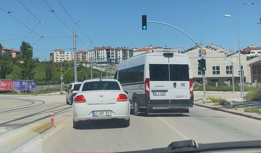 Eskişehir'de trafiği tehlikeye düşüren servis cezayı yedi