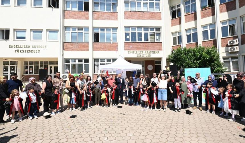 Anadolu Üniversitesi’nde anlamlı mezuniyet: Özel gereksinimli öğrenciler kep attı