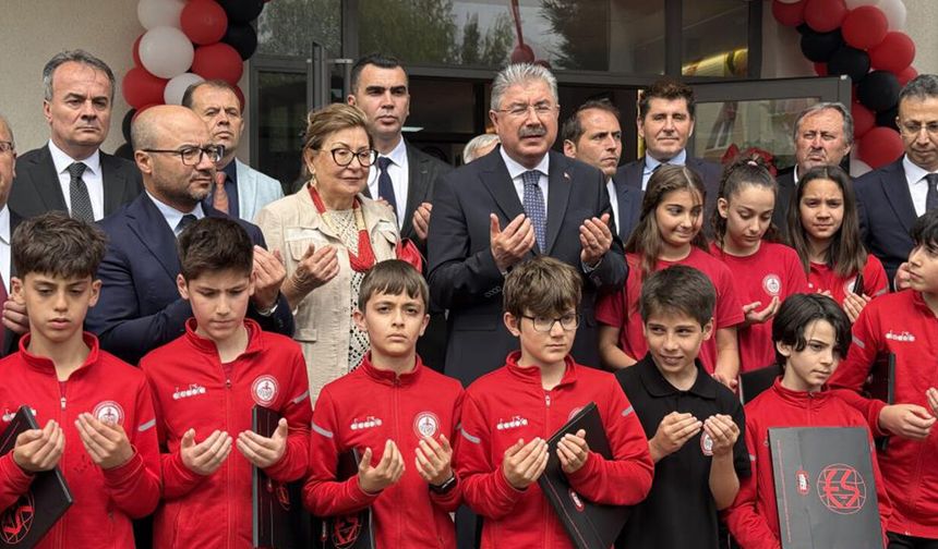 Eskişehir'de Fethi Heper Spor Ortaokulu hizmete açıldı