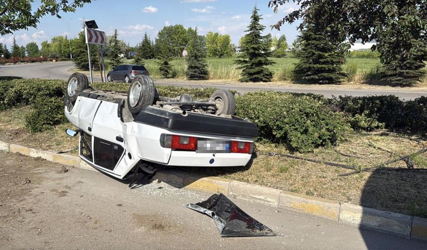 Eskişehir'de genç sürücünün kullandığı araç refüjde takla attı: 2 yaralı