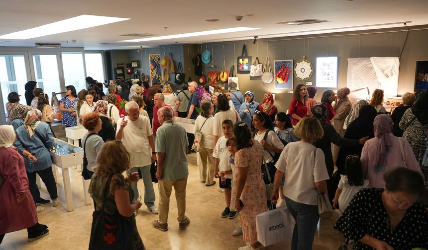 ESMEK'in 25. yıl coşkusu 'yansımalar' sergisiyle açıldı