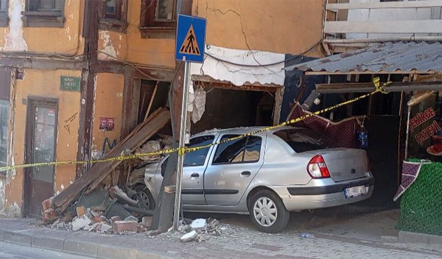 Freni boşalan araç eve girdi