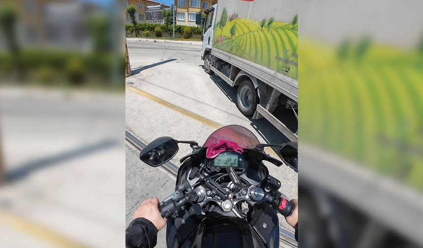 Kamyona çarpmaktan son anda kurtuldu