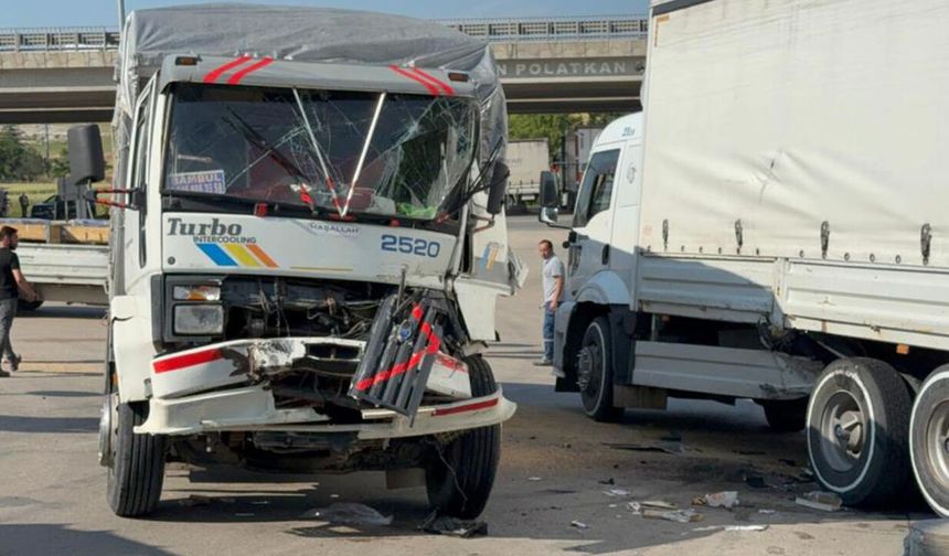 Eskişehir’de iki kamyon çarpıştı: Sürücü kurtarıldı