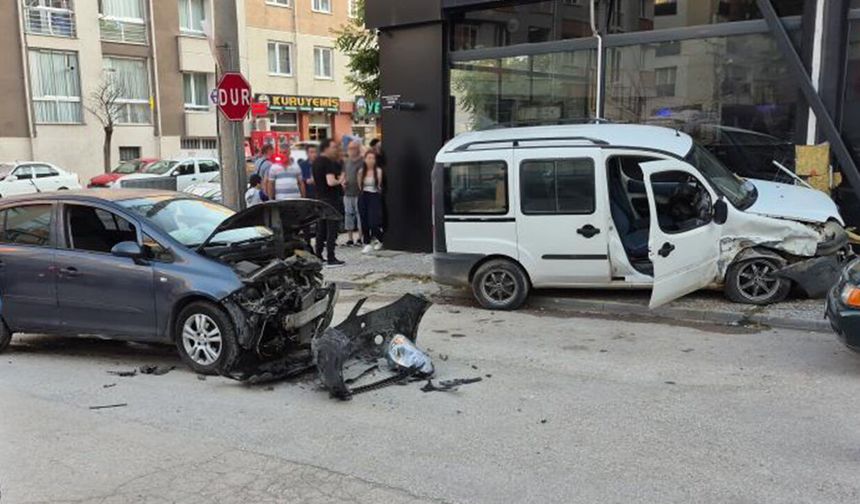 Eskişehir’de kavşakta kaza: 2 kişi yaralandı