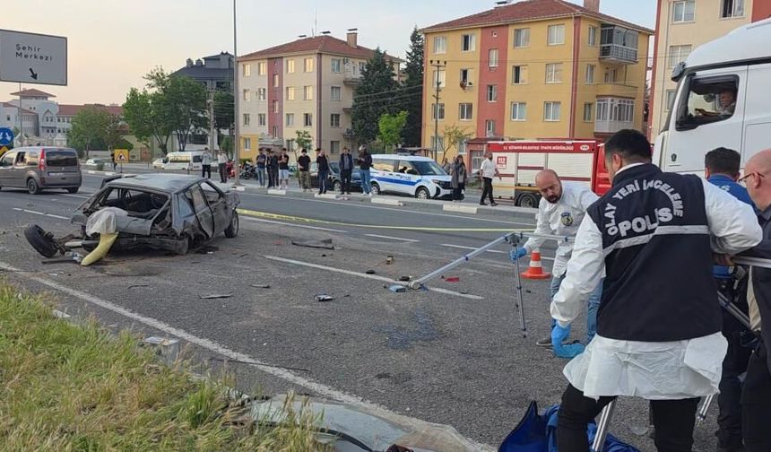 Takla atan otomobil karşı şeride geçti: 17 yaşındaki genç kurtarılamadı