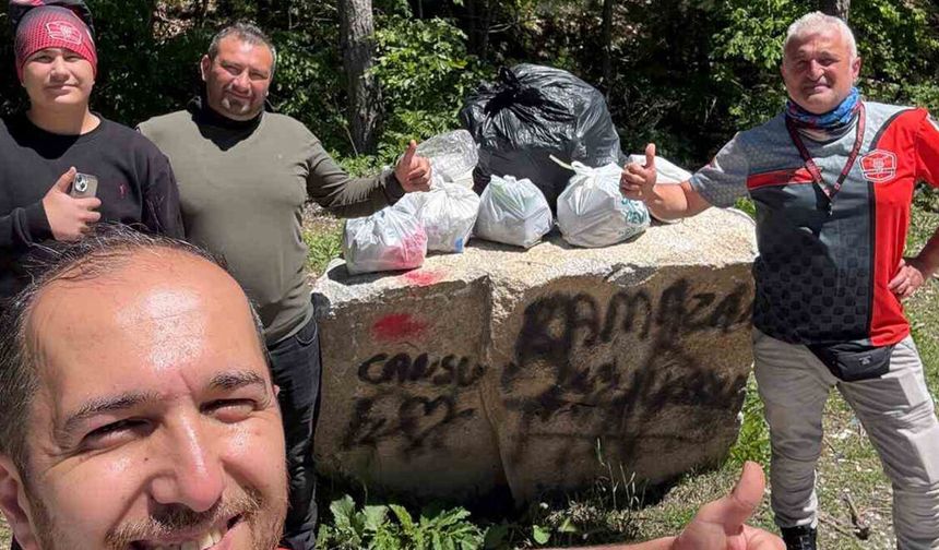 Kütahya'da kirlenen mesire alanını Eskişehirli motosiklet grubu temizledi