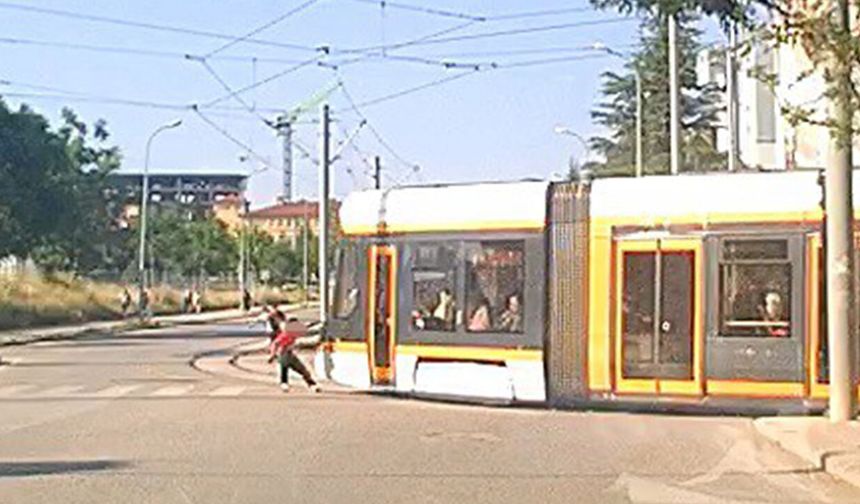 Eskişehir'de patenli çocukların tehlikeli tramvay yolculuğu