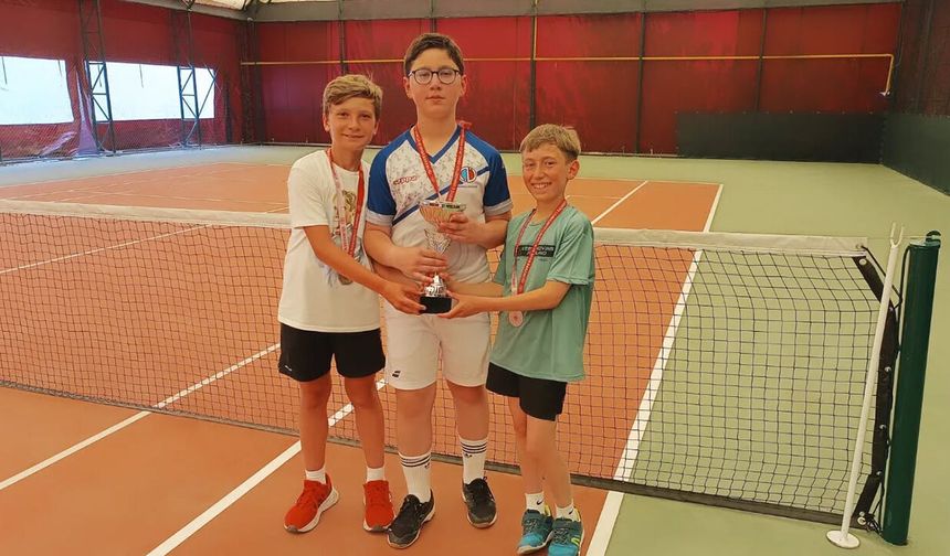 U14 teniste alkış topluyor