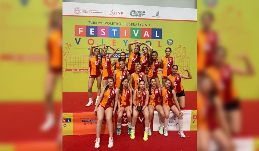 Galatasaray Midi Kız Voleybol Takımı’ndan Türkiye üçüncülüğü