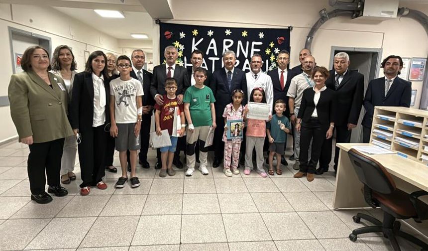 Vali Yılmaz, hastanede tedavi gören öğrencilerin karne heyecanına ortak oldu
