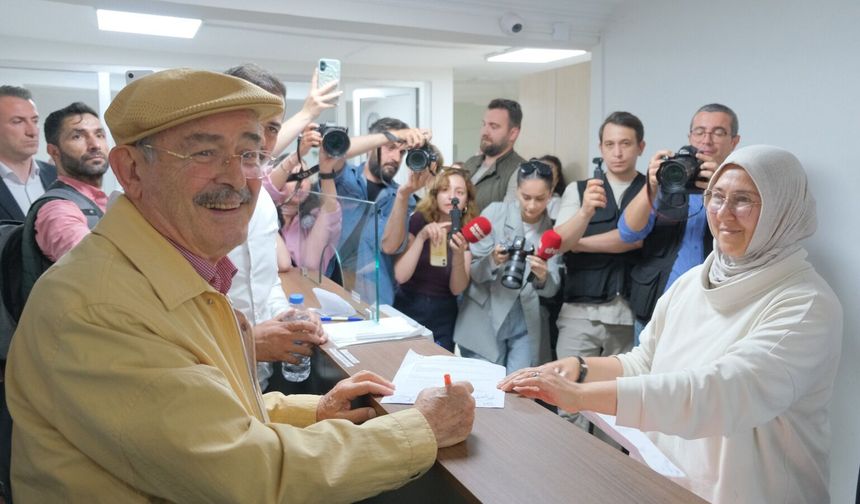 Yılmaz Büyükerşen CHP kurultayı için imza verdi