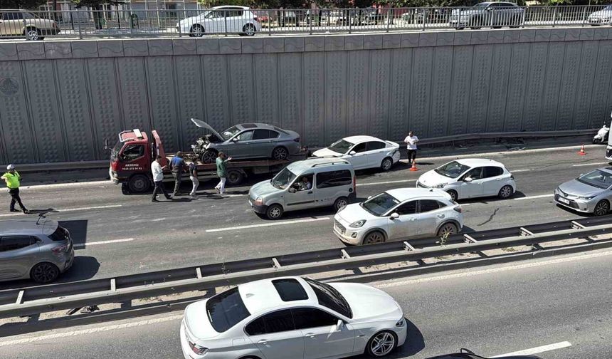 Eskişehir'de Çevre Yolu'nda 3 araç birbirine girdi, trafik kilitlendi