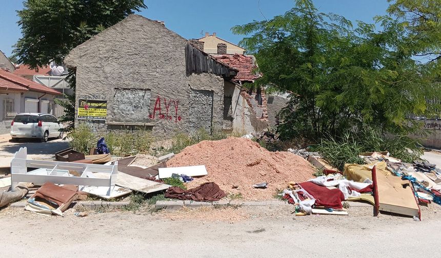 Boş arsa çöp alanına döndü