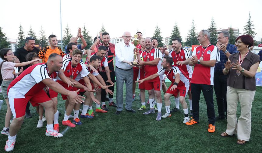 Dostluk kazandı, kupayı Başkan Kazım Kurt verdi
