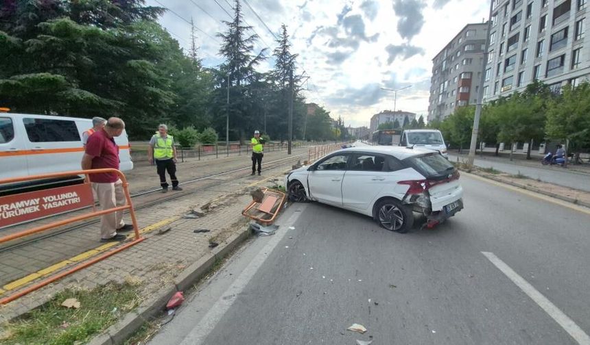 Eskişehir'de esrarengiz trafik kazası: Arabanın camındaki izler merak uyandırdı