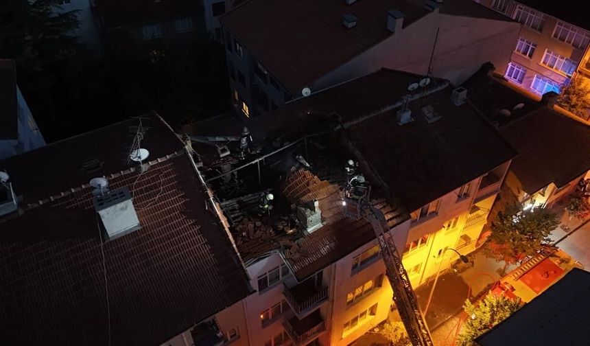 Eskişehir'de 4 katlı binanın çatısında yangın çıktı