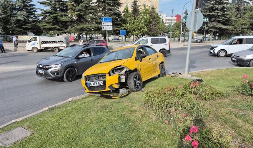 Eskişehir'de araç ile çarpışan otomobil kavşaktaki refüje çıktı