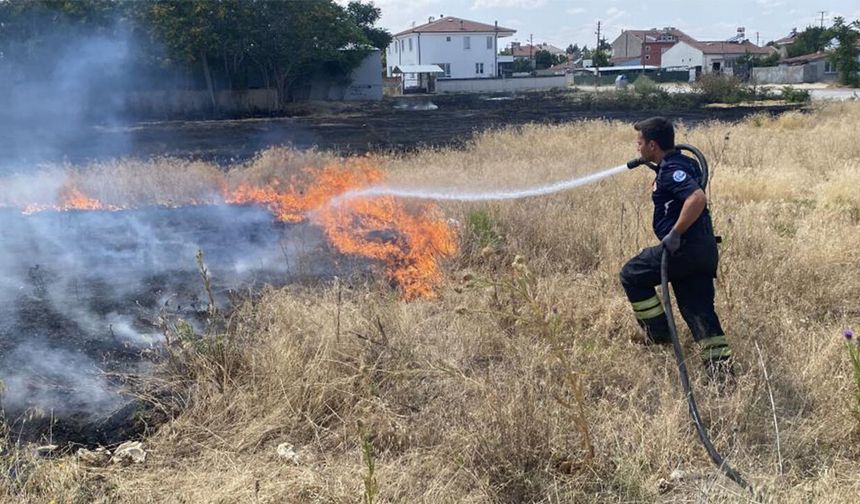 Eskişehir'de bir mahallede aynı anda çıkan iki yangın korkuttu