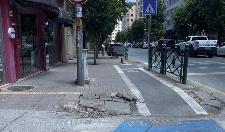 Eskişehir'de bozuk kaldırım kazaya davetiye çıkarıyor