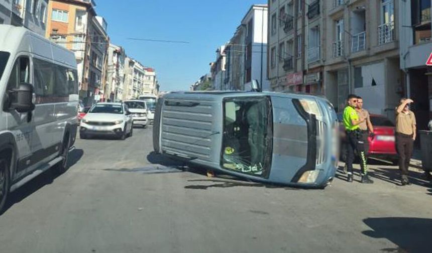 Eskişehir'de çarpışmanın şiddetiyle araç yan yattı