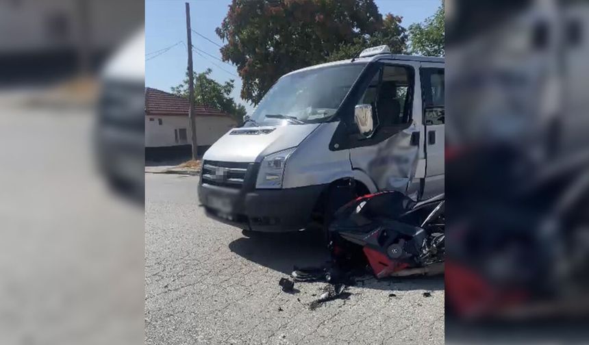 Eskişehir'de dolmuş ile motosiklet çarpıştı: 1 yaralı