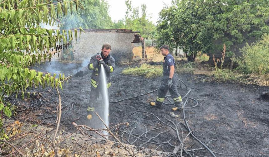 Eskişehir'de düşen sigara bahçeyi alevlere teslim etti
