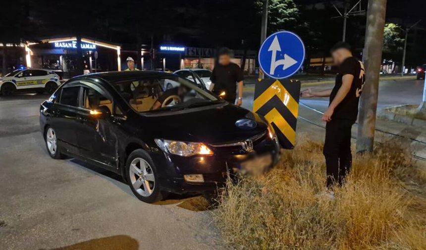 Eskişehir'de iki araç çarpıştı: Ticari taksi ve otomobil hasar aldı