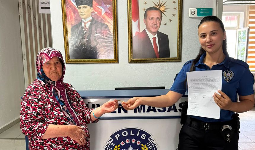 Eskişehir’de kayıp altın bilezik duyarlı vatandaş ve polisin iş birliğiyle sahibine ulaştı