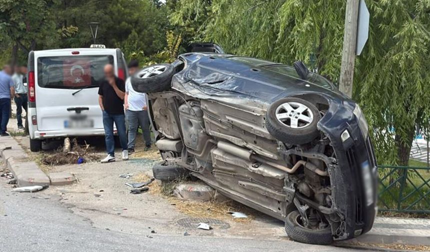 Eskişehir'de korku dolu anlar! Dolmuş ile otomobil çarpıştı: 8 yaralı