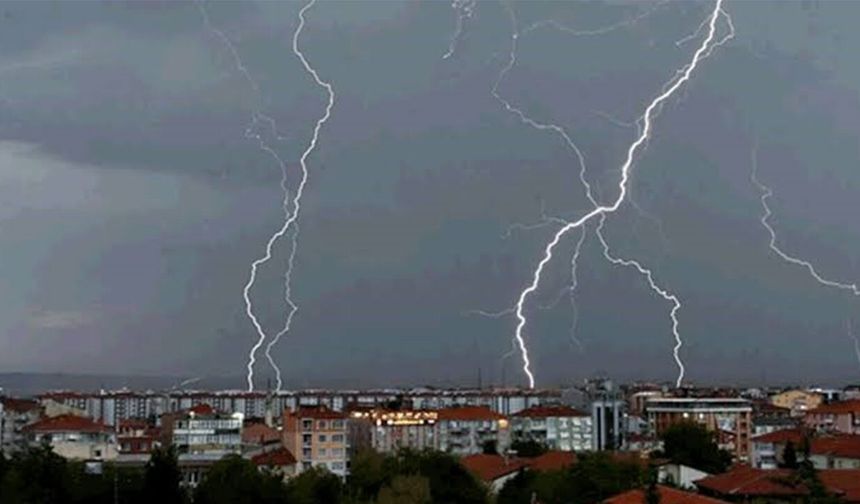 Eskişehir'de korkutan olay! İş yerine yıldırım düştü
