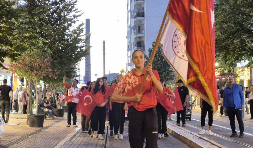 Eskişehir'de milli sporculardan 15 Temmuz'a özel Sancak Koşusu