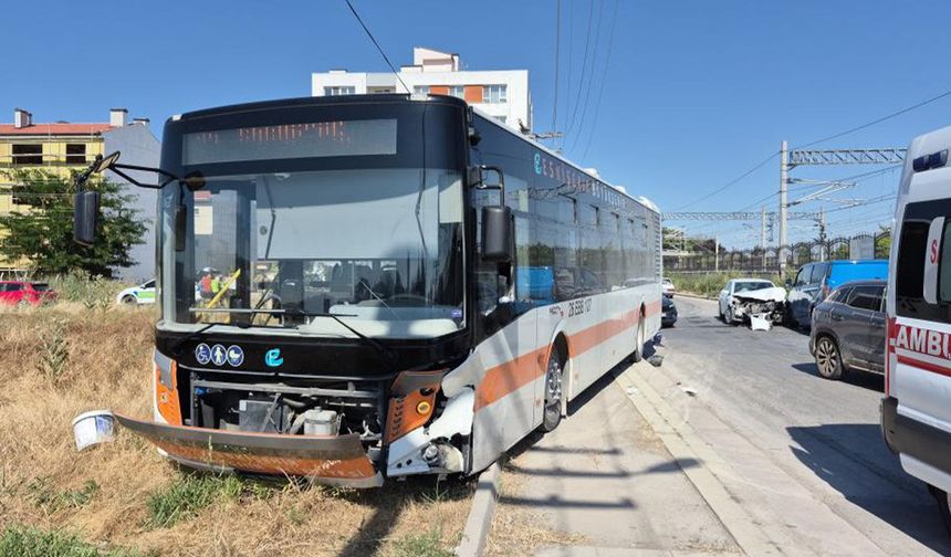 Eskişehir’de zincirleme kaza: 2 yaralı