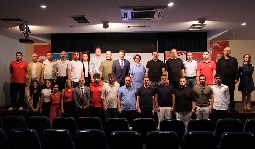 Eskişehirspor taraftarı afetlere karşı elini taşın altına koyuyor