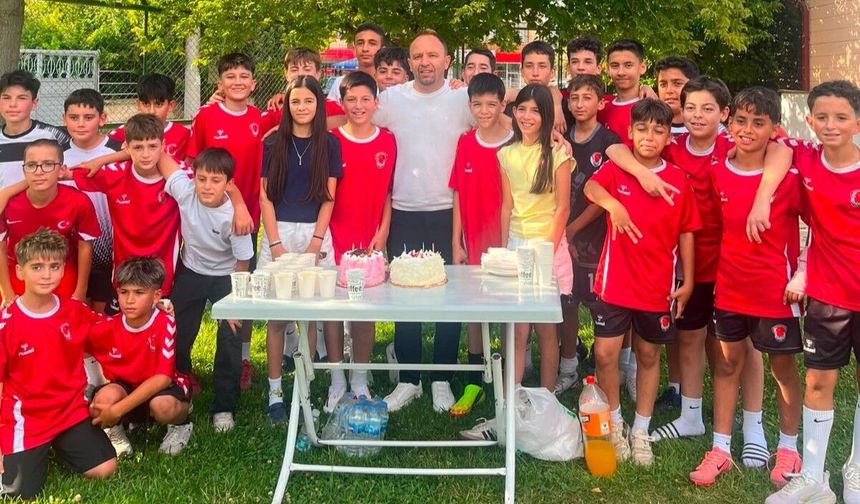 Gençlergücü'nde dördüzlere sürpriz doğum günü