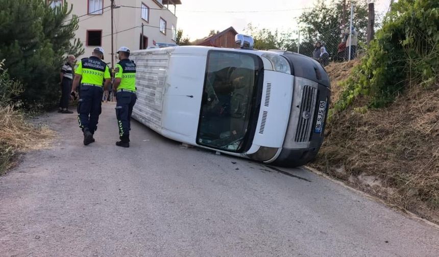 Tarım işçilerini taşıyan servis devrildi: 6 işçi yaralandı