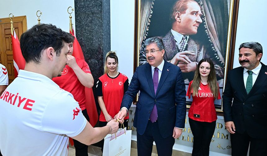 Vali Yılmaz, Eskişehirli şampiyon sporcuları ve antrenörlerini ağırladı