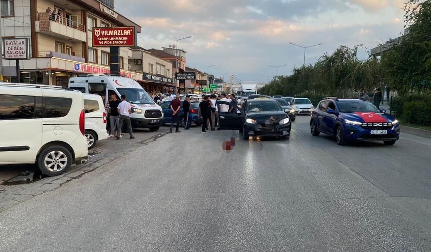 İki otomobil çarpıştı, 4 kişi yaralandı: Motosikletli çift kazadan kıl payı kurtuldu