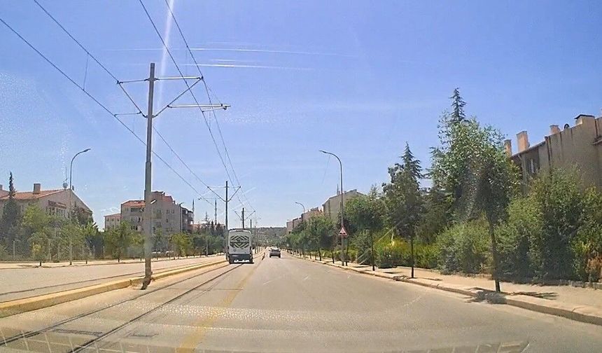 Eskişehir'de 3 kişiye mezar olan caddede akılalmaz görüntü