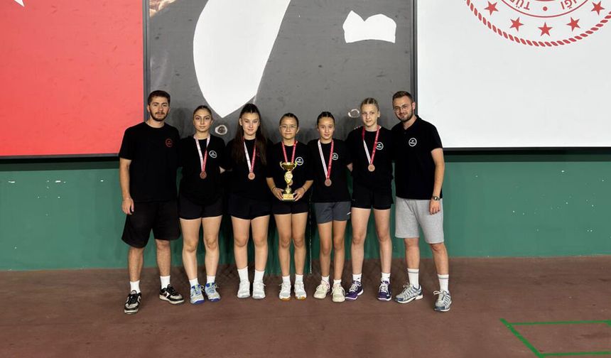 Badmintonda kızlar Türkiye'nin ilk 4'ünde