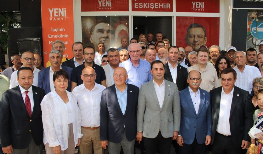Eskişehir'de belediye başkanları YENİ Parti rozetini taktı