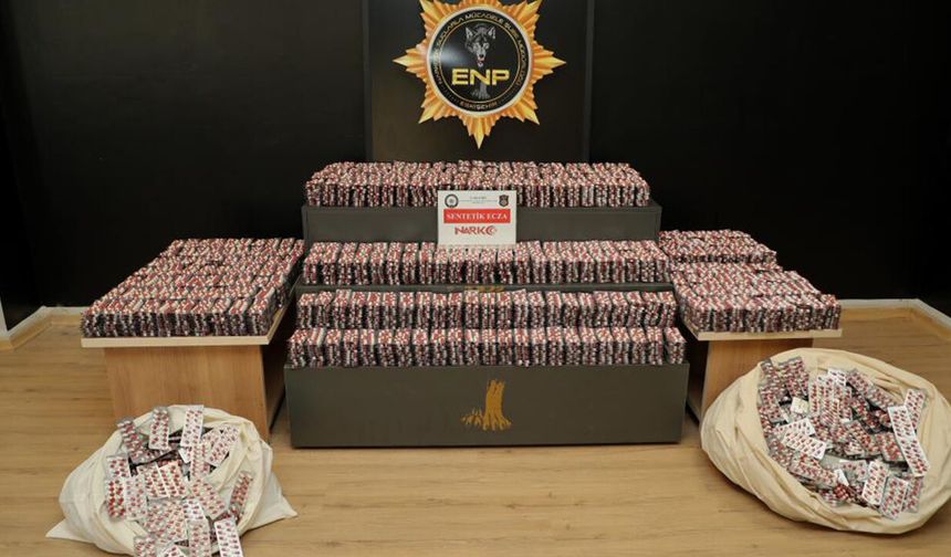 Eskişehir'de kapıyı kırıp 3 koli zehirli madde kaçırmışlardı! 53 bin 941 hap ele geçirildi
