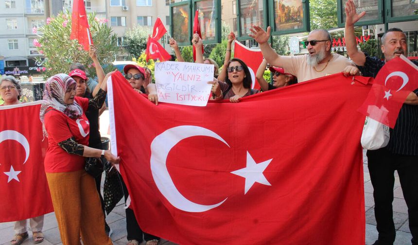 Eskişehir’de mahkum yakınları sokağa çıktı: “Peki bizim mahkumlarımız ne olacak?”