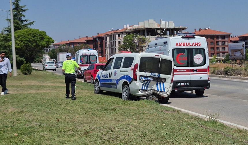 Eskişehir'de polis aracına otomobil çarptı