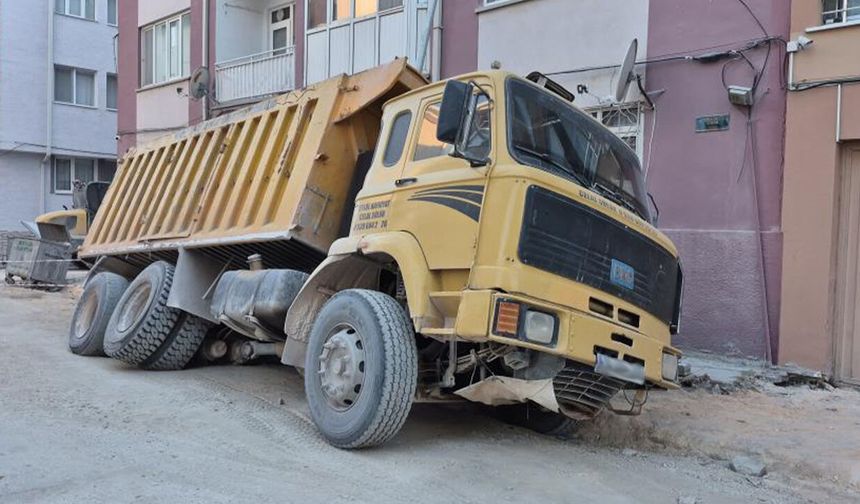 Eskişehir’de yol çöktü: Belediyenin kamyonu çukura düştü