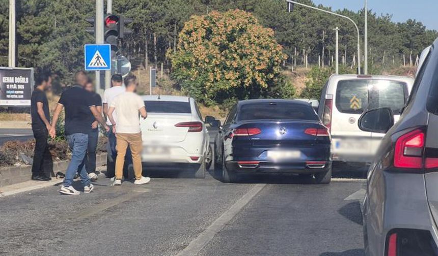 Eskişehir'de zincirleme kaza: 3 araç birbirine girdi