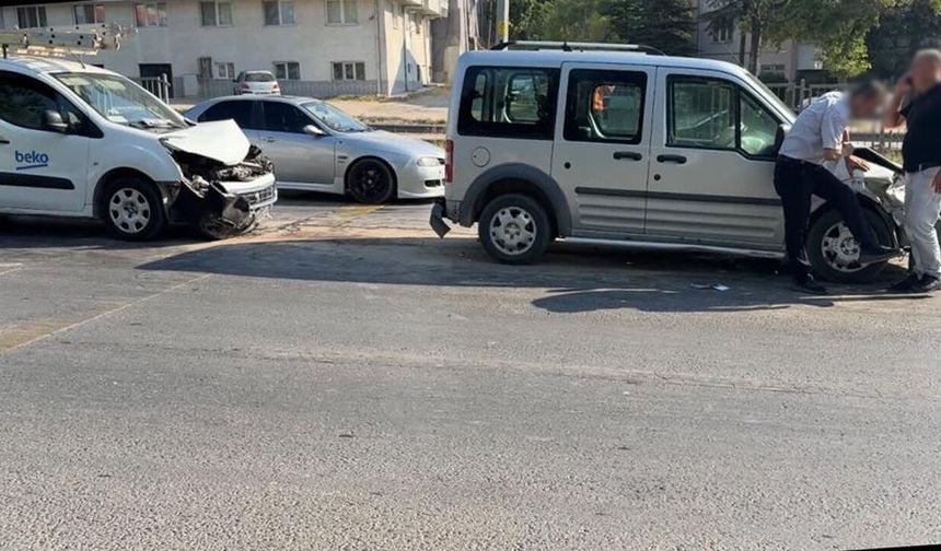 Eskişehir'de zincirleme kaza: 4 araç birbirine girdi