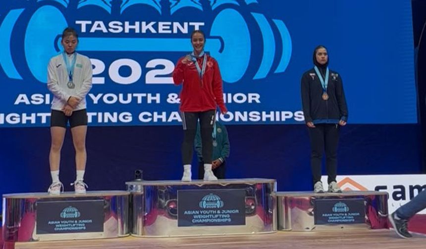 Eskişehirli milli halterci Buse Er zirveyi gördü